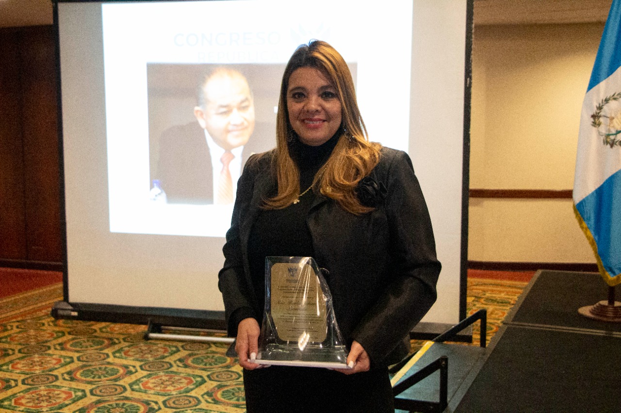 Comisión de Salud del Congreso entrega reconocimiento a Directora de Onsec